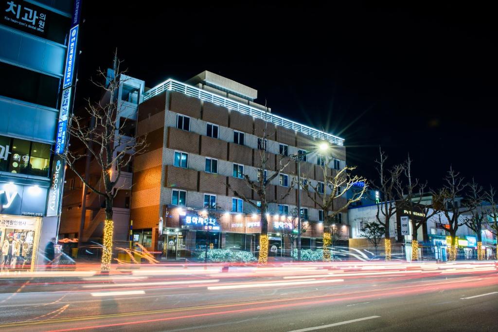 江陵市江陵东亚酒店的夜幕降临的城市街道上