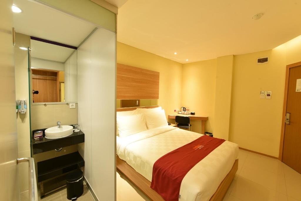 巴厘巴板巴厘巴板中城快捷酒店的酒店客房设有床和水槽