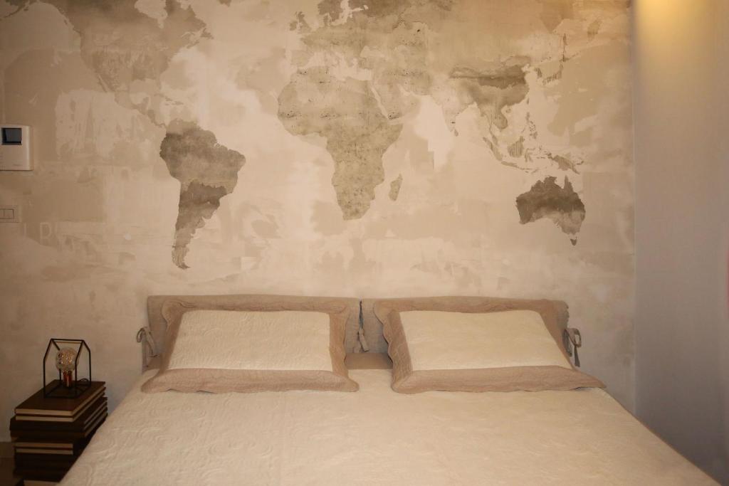 摩德纳Masone Home的卧室配有一张挂着世界地图的床