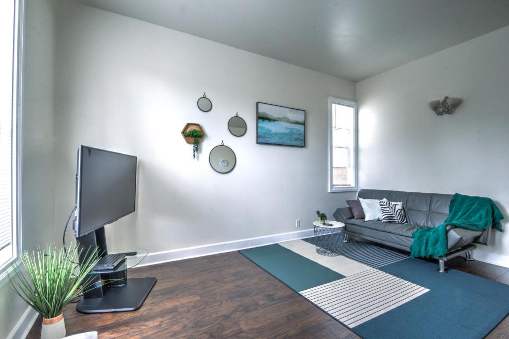 西雅图国会山中心舒适A两卧室公寓的带沙发和电视的客厅