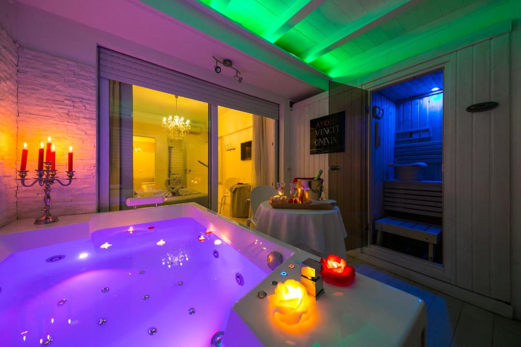 罗马罗马蒂布蒂娜套房酒店的浴室设有热水浴池和灯光