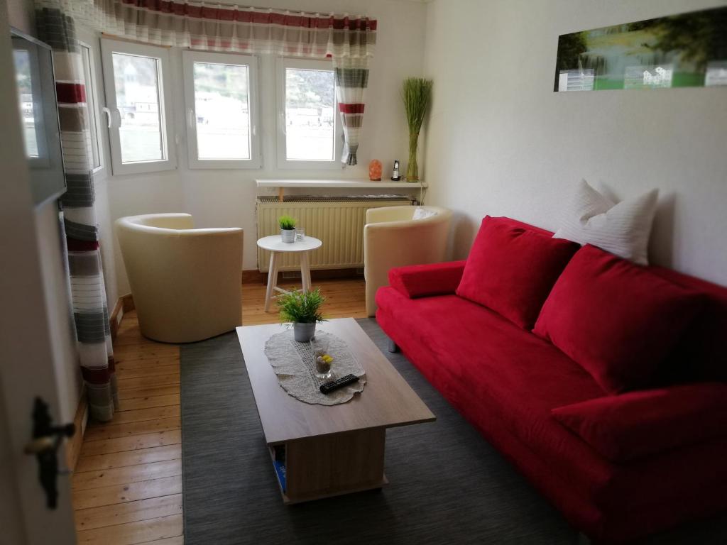 圣戈阿尔雷恩布里克国全景公寓的客厅配有红色的沙发和桌子