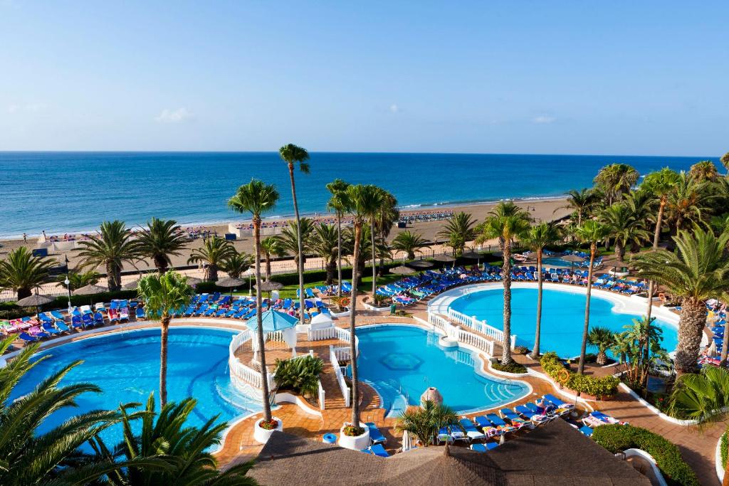 卡门港Sol Lanzarote - All Inclusive的享有度假胜地的空中景致,设有游泳池和海滩