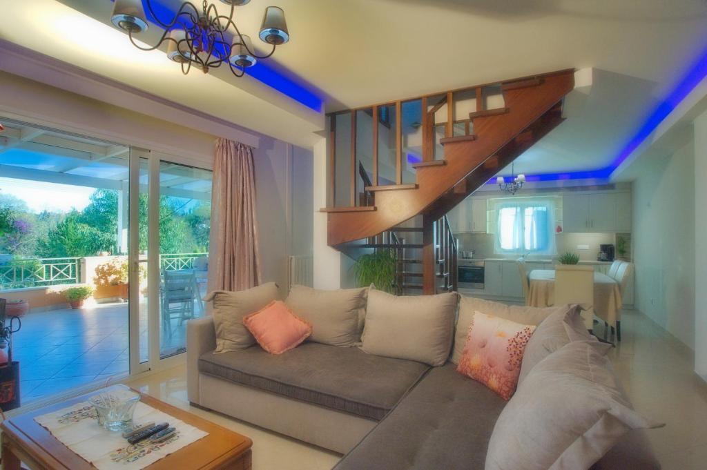科孚镇Corfu Villa Potamaki的带沙发和楼梯的客厅