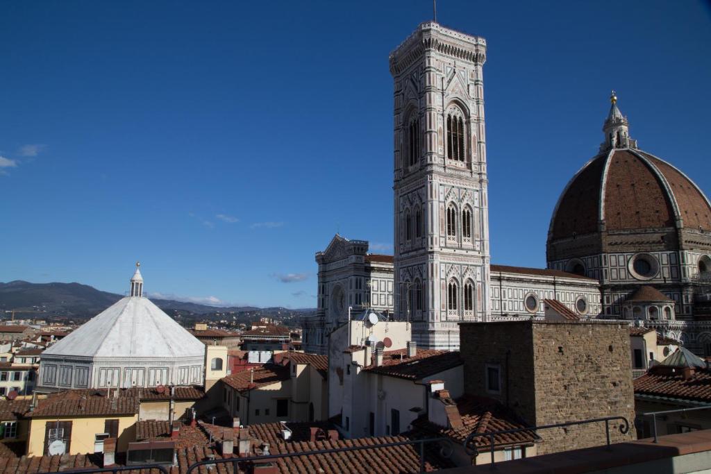 佛罗伦萨美第奇酒店的一座城市中带钟楼的大型建筑