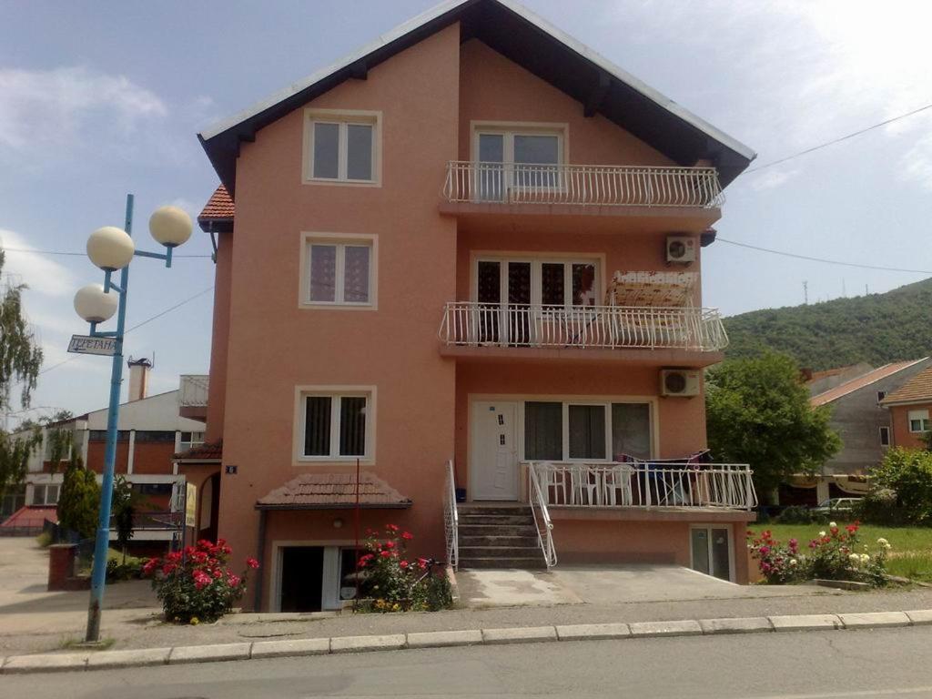 索科矿泉村Apartments Petkovic的一座带楼梯和阳台的大型橙色房屋