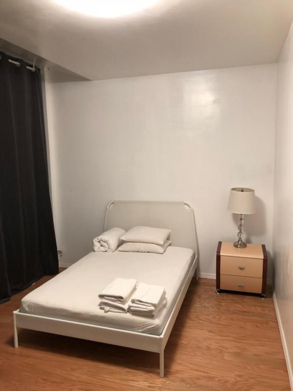 布鲁克林海洋公寓住宿加早餐旅馆的一间卧室配有带毛巾的床