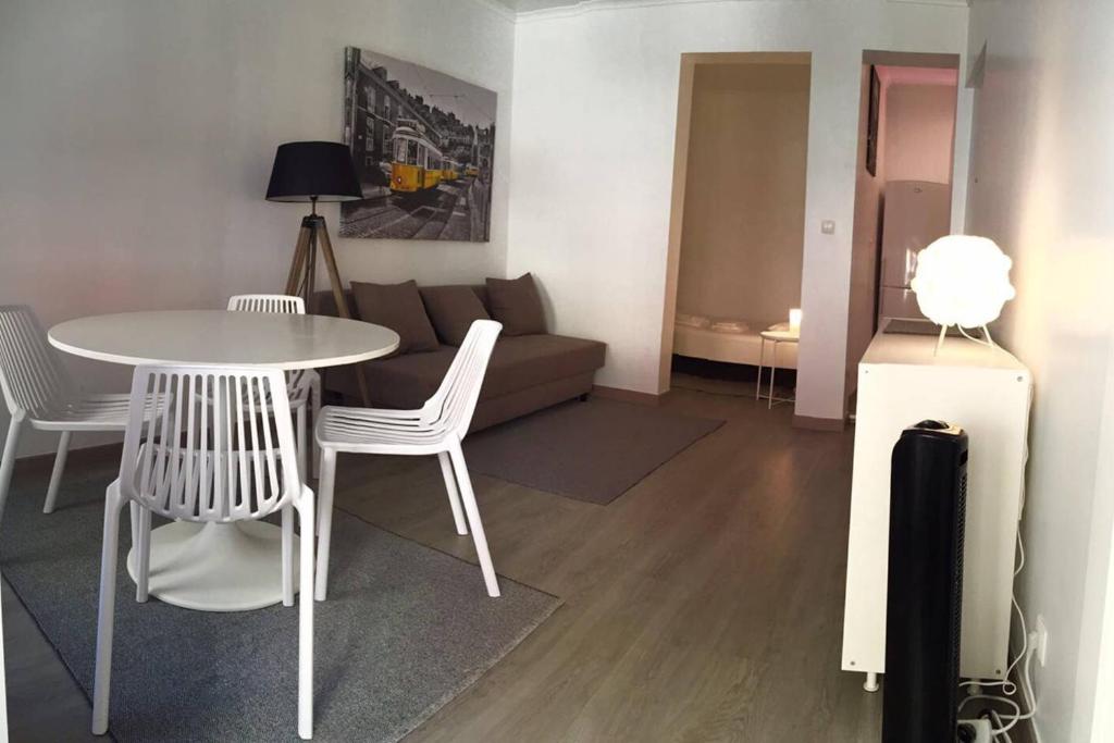 里斯本New Luxury Apartment - Lisbon Center的客厅配有沙发和桌椅