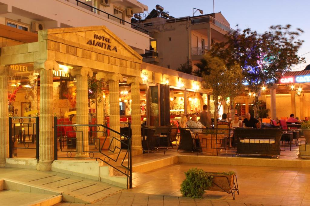 法里拉基迪米特拉酒店的一家餐厅,晚上有人坐在外面