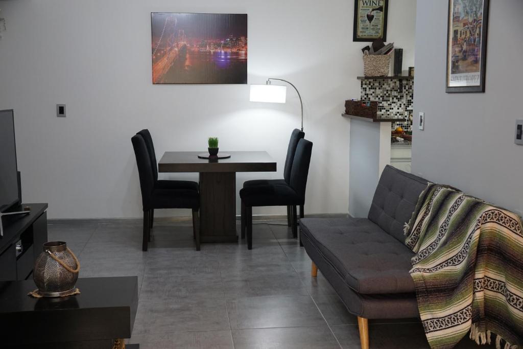 布宜诺斯艾利斯Lola's Home的客厅配有沙发和桌子