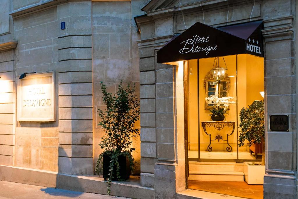 巴黎德拉维尼亚酒店的商店的窗户,带黑伞