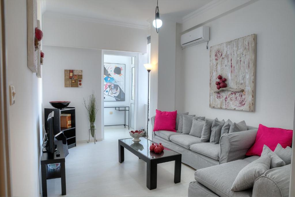 雅典Cosy apartment in Glyfada center的客厅配有沙发和桌子