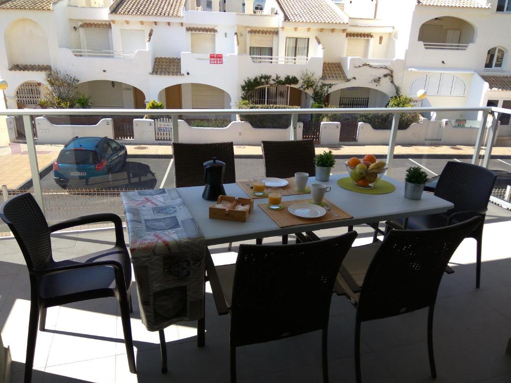 拉曼加戴尔马尔梅纳Apartamento en residencial viña del mar的阳台顶部的桌椅