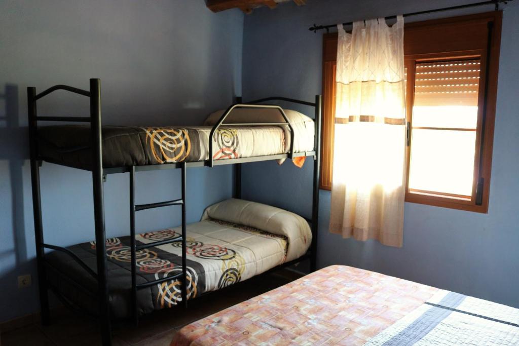 代尔特布雷casarosana的带窗户的客房内的两张双层床
