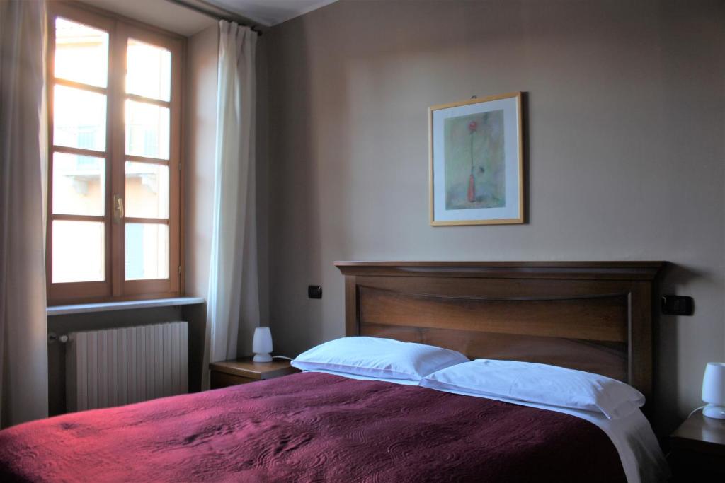 阿尔巴圣洛伦索酒店的一间卧室设有一张床和一个窗口
