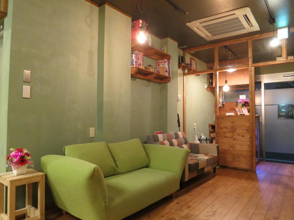 东京无国界旅馆的一间客厅,客厅里设有绿色沙发