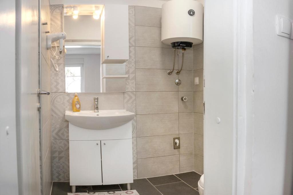 比哈奇Una La Unica的白色的浴室设有水槽和淋浴。