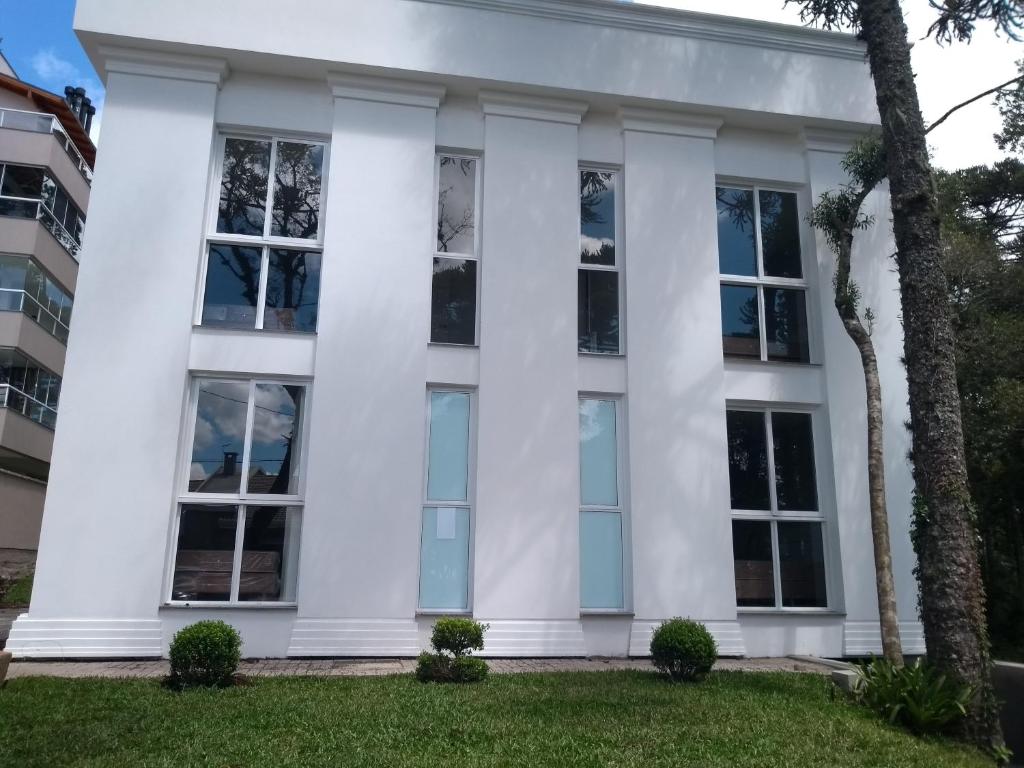 圣弗朗西斯科-迪保拉Piavi Residencial的白色的房屋设有大窗户