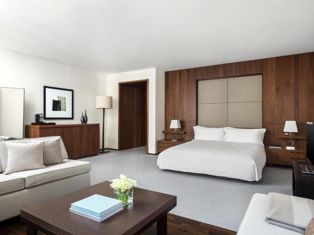 纽约纽约朗廷酒店，第五大道的酒店客房,配有床和沙发