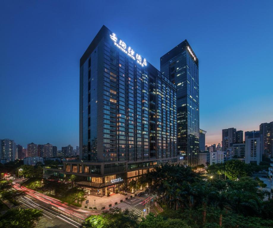 深圳深圳圣淘沙酒店公寓桃园店的夜晚在城市的高楼