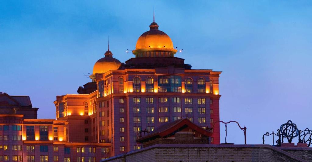 北京北京璞邸酒店（原北京万豪酒店）的顶部有圆顶的建筑
