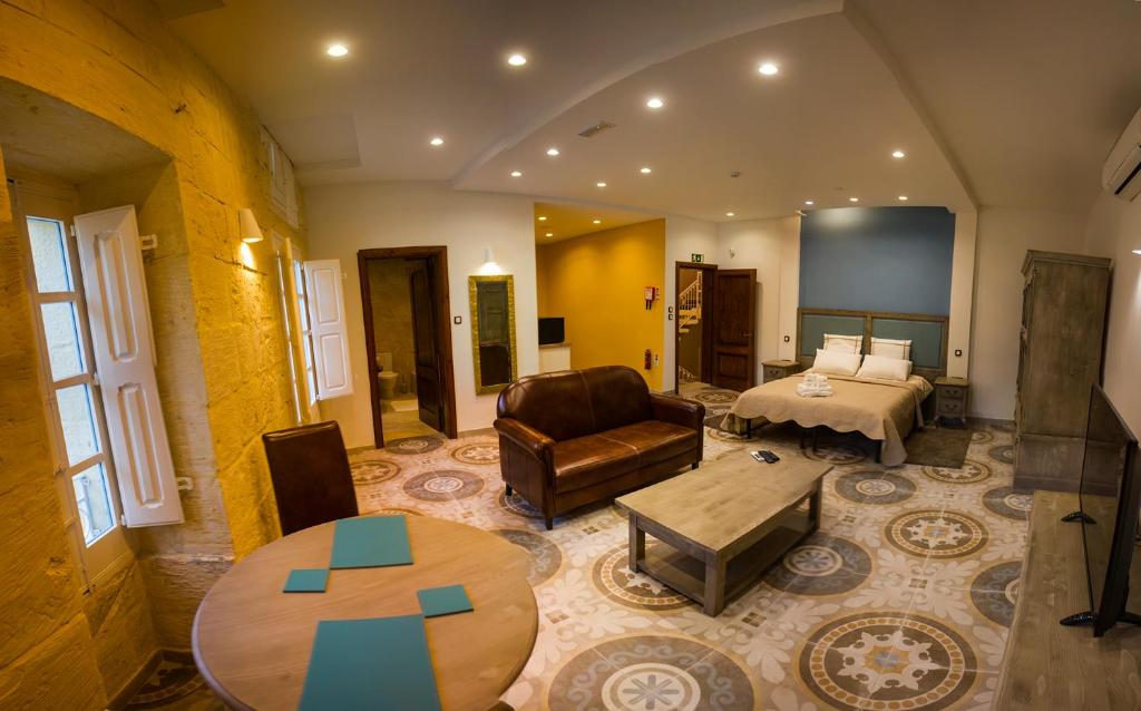 拉巴特Casa Azzopardi Guesthouse的带沙发、床和桌子的客厅