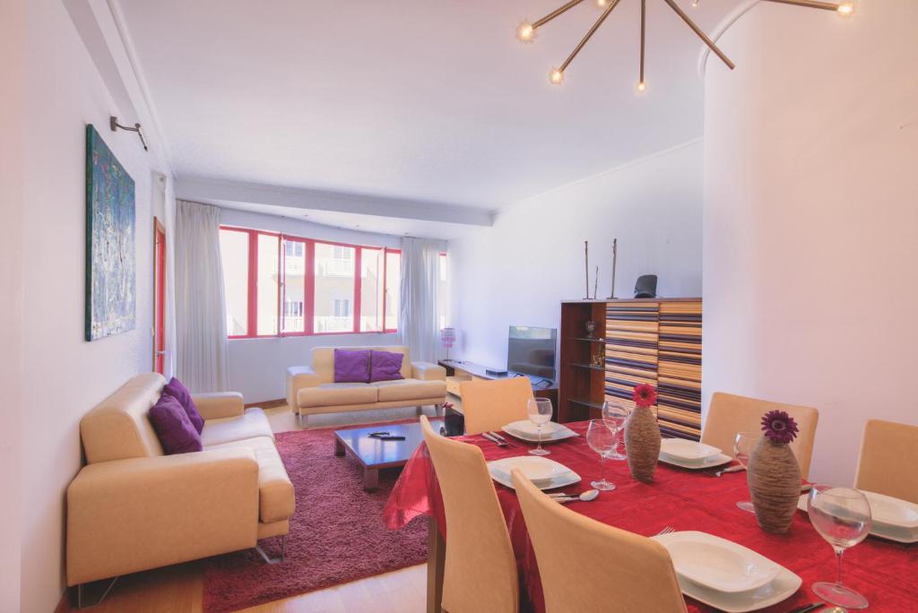 加法尼亚-达纳扎雷Welcome Barra Apartment的客厅配有桌椅
