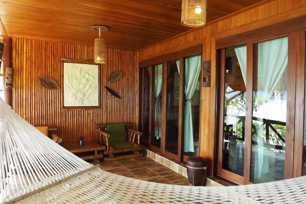 皮皮岛维京自然度假酒店的配有木墙和窗户的吊床