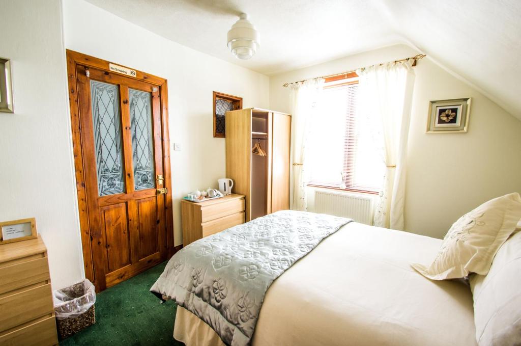 科肯希安克雷奇住宿加早餐酒店的卧室配有白色的床和窗户。