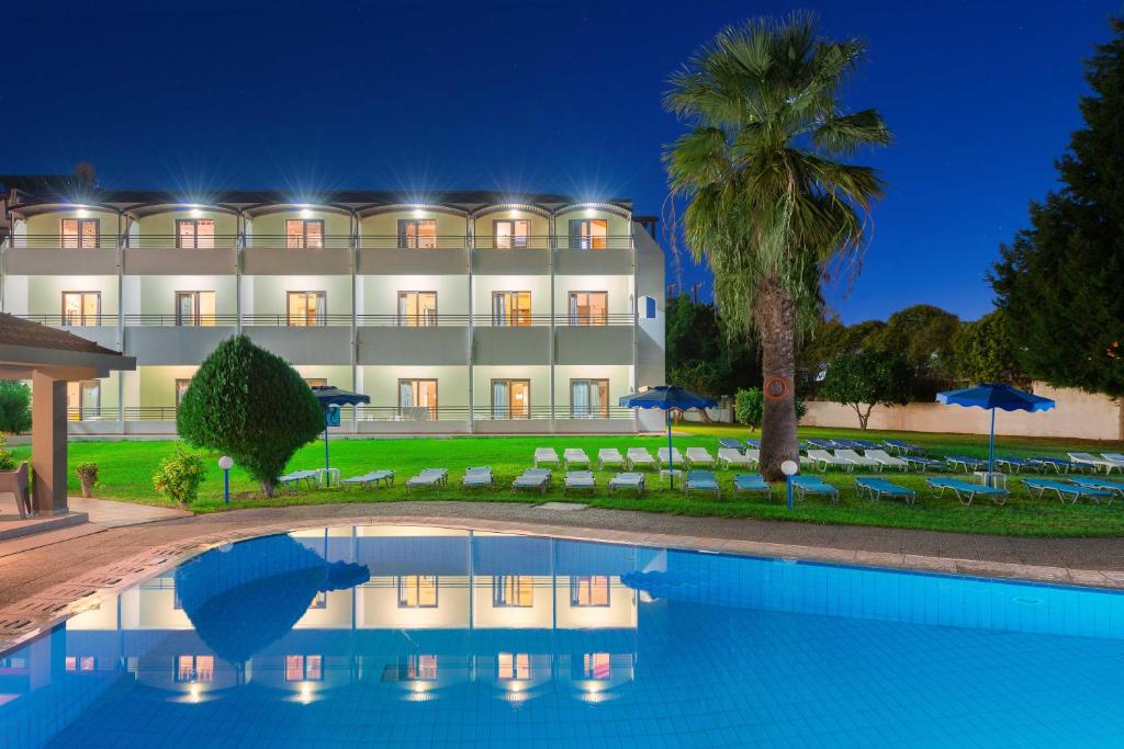 伊利索斯玛图拉海滩酒店的大楼前设有游泳池的酒店