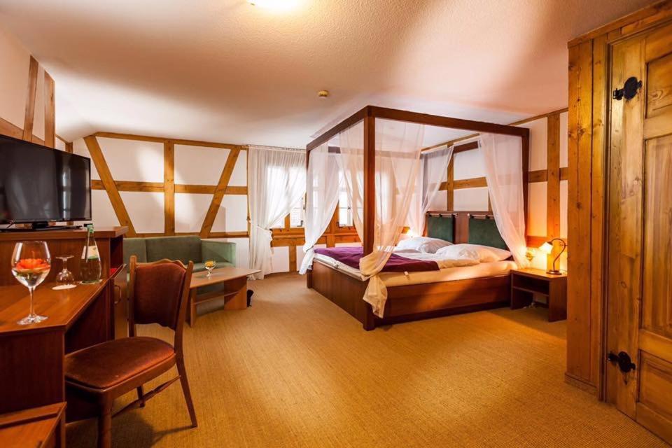 耶拿Hotel Haus im Sack的一间酒店客房,一间设有一张床和一张书桌