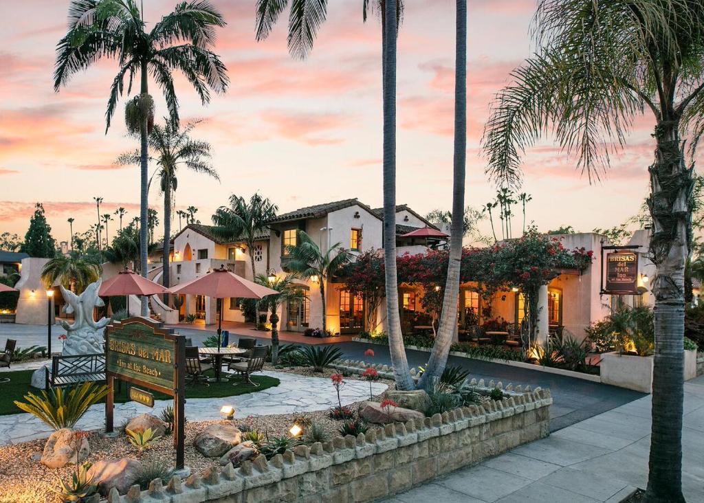 圣巴巴拉布里萨斯德尔马海滩酒店的棕榈树和庭院标志的度假村