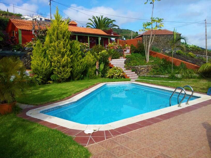 马佐La casita de Mazo的一座房子的院子内的游泳池