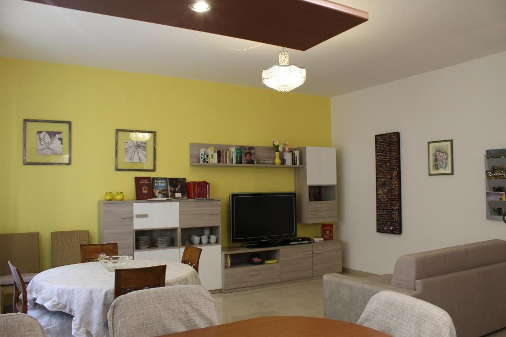 博洛尼亚Carbonara Apartment的客厅配有桌子和电视