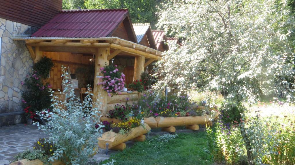 苏恰维塔波亚纳布拉梦旅馆的花木小屋前的花园