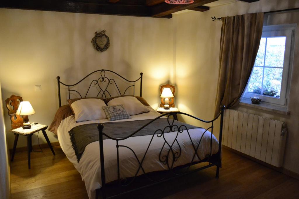 Schillersdorf苏部雷黑赛尔住宿加早餐旅馆的一间卧室配有一张床、两盏灯和一个窗户。