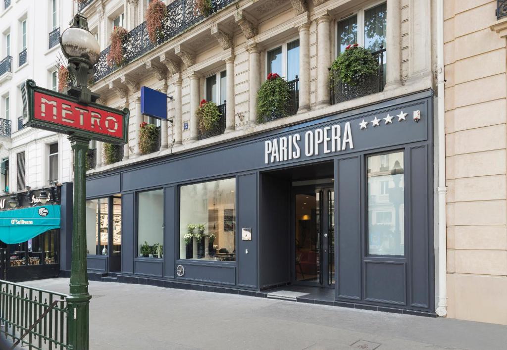 巴黎Hotel Paris Opera Affiliated by Meliá的街道上一间商店,前面有标志