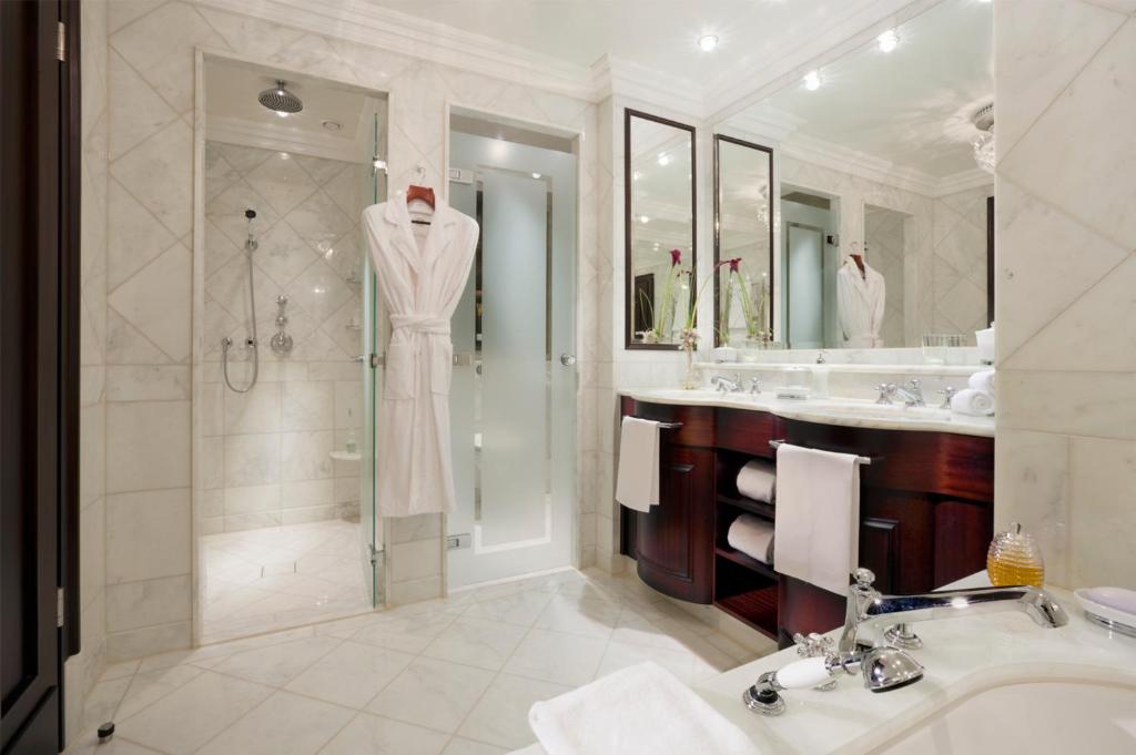 卡斯尔马特卡斯尔马特度假酒店的浴室配有盥洗盆、浴袍和淋浴
