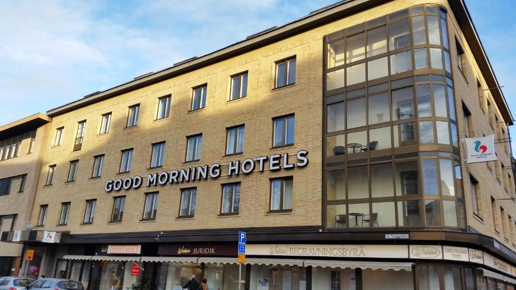 卡尔斯塔德卡尔斯塔德早安酒店的一座大型建筑,上面标有早间酒店标志