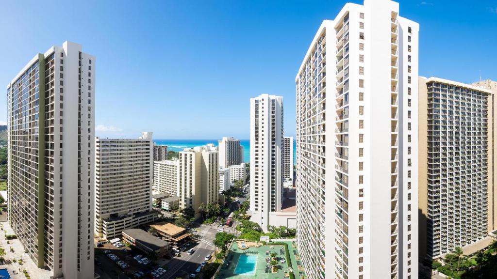 檀香山夏威夷阳光假日公寓的城市空中景观高楼