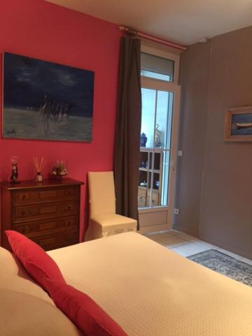 阿卡雄La Maison de Lilly的一间卧室配有一张床、一个梳妆台和一扇窗户。
