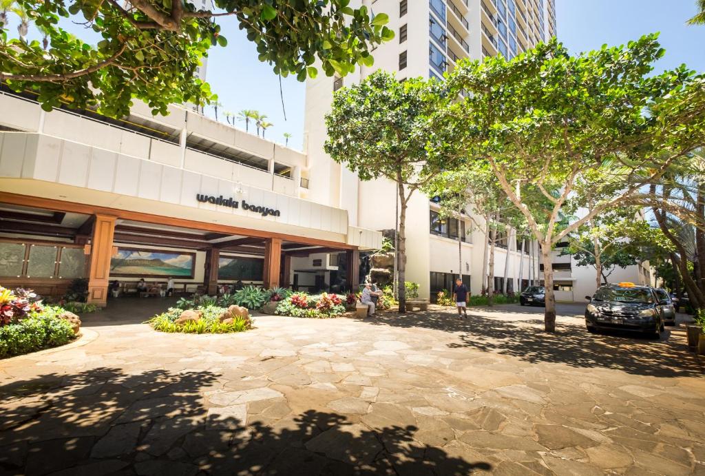 檀香山Sweetwater at Waikiki, VRI Americas的大楼前的停车场