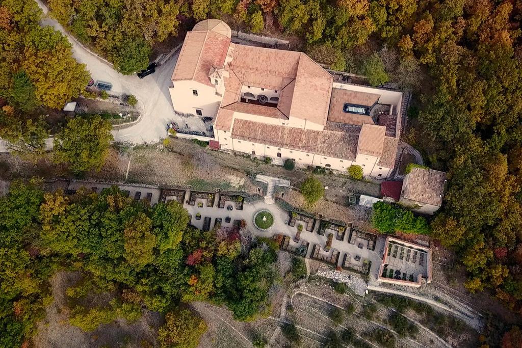 圣斯特凡诺·迪塞斯圣科伦坡修道院酒店的享有带庭院的房屋的空中景致