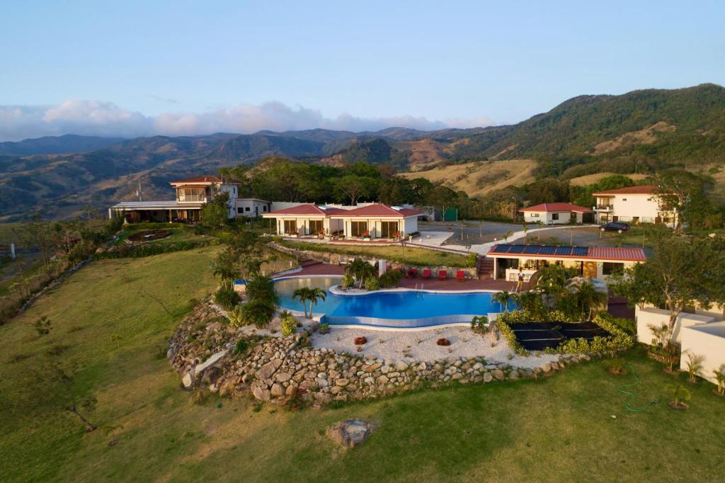 圣拉蒙Vida Mountain Resort & Spa Adults Only的享有带游泳池的度假村的空中景致