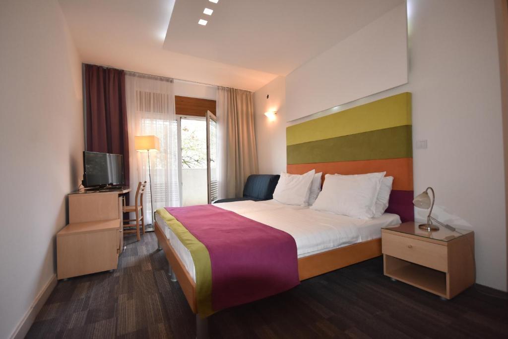 萨拉热窝赫克酒店的一间酒店客房,配有一张床和一台电视
