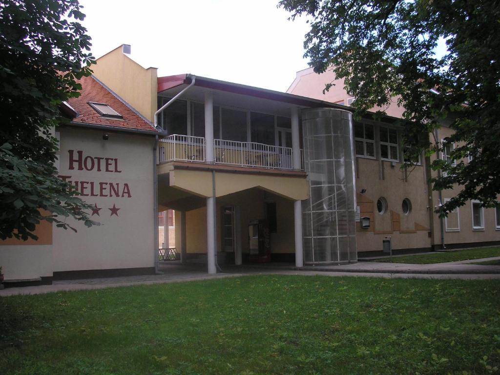 TolnaHotel Thelena的享有酒店Helena大楼的外部景色