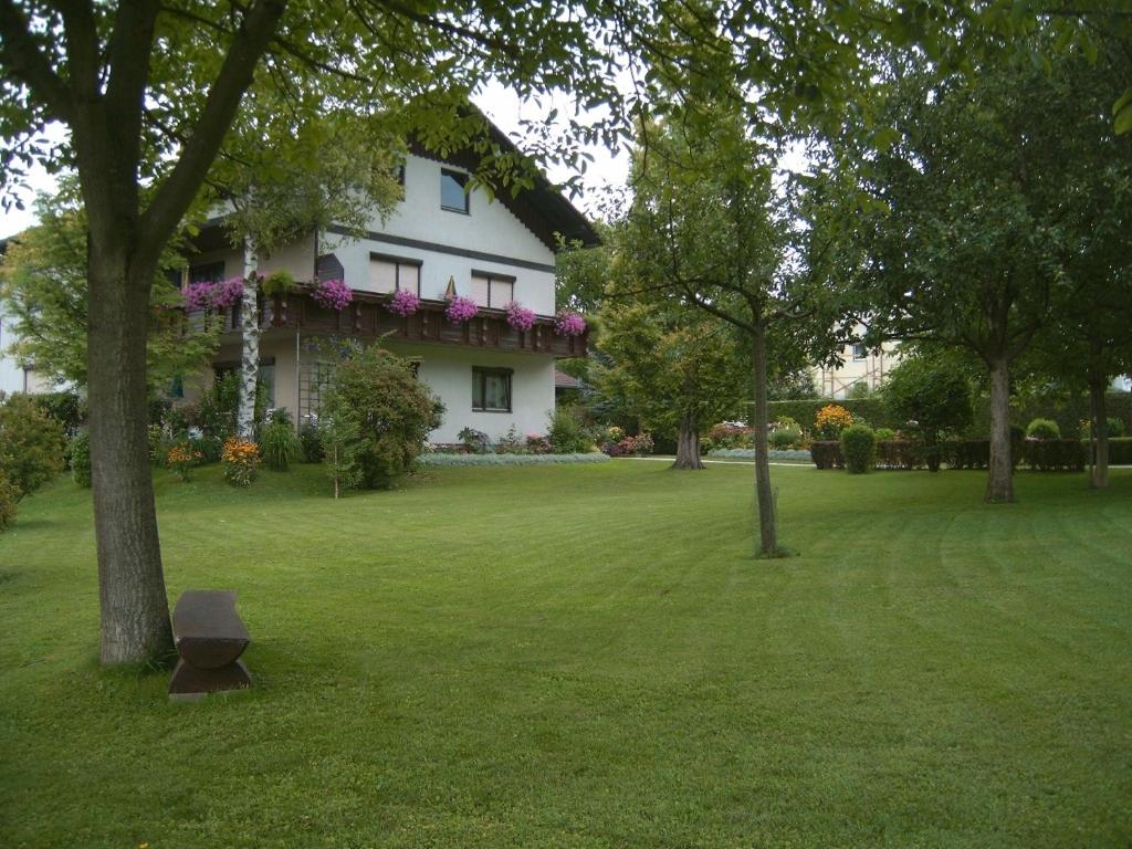 圣卡尼兹马克陶公寓的一座白色的大房子,有树木的院子