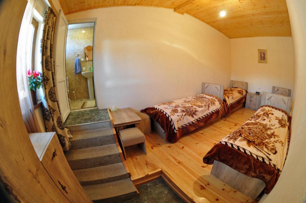塔特夫Saro B&B and Safari Tours的小房间设有两张床和楼梯