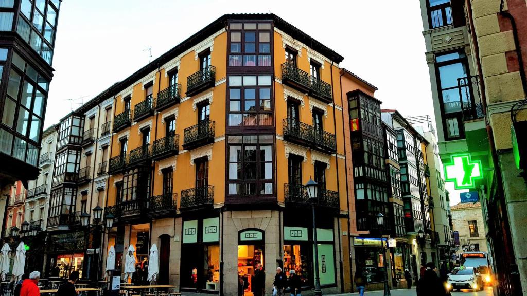 萨莫拉Casa Condal de Reyna的一条城市街道上高大的建筑,人们