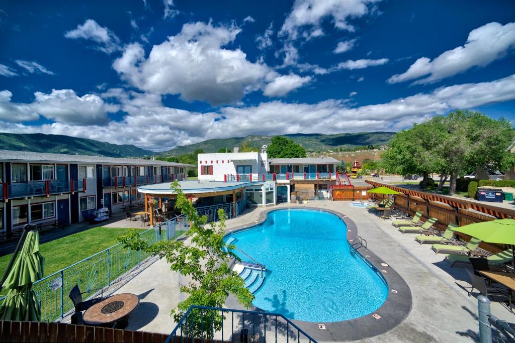 彭蒂克顿Bowmont Motel的度假村游泳池的图片